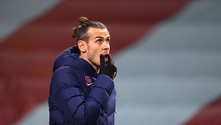 BURNLEY, ENGLAND - OCTOBER 26: Gareth Bale of Tottenham Hotspur prior to the Premier League match between Burnley and Tottenham Hotspur at Turf Moor on October 26, 2020 in Burnley, England. Sporting stadiums around the UK remain under strict restrictions due to the Coronavirus Pandemic as Government social distancing laws prohibit fans inside venues resulting in games being played behind closed doors. (Photo by Michael Regan/Getty Images) Bale stoppa le voci con una risata: “Non giocherò per il Getafe” - immagine 1