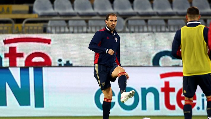 CAGLIARI, ITALY - APRIL 17:  Diego Godin of Cagliari in action during the Serie A match between Cagliari Calcio  and Parma Calcio at Sardegna Arena on April 17, 2021 in Cagliari, Italy. (Photo by Enrico Locci/Getty Images) 