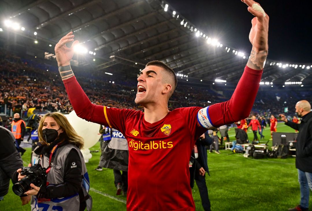 La Roma si scatena: Mancini con la bandiera, Abraham si spoglia – FOTO GALLERY - immagine 23