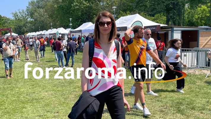 Lina Souloukou visita la fan zone della Roma: selfie e sorrisi con i tifosi Lina Souloukou visita la fan zone della Roma: selfie e sorrisi con i tifosi - immagine 1