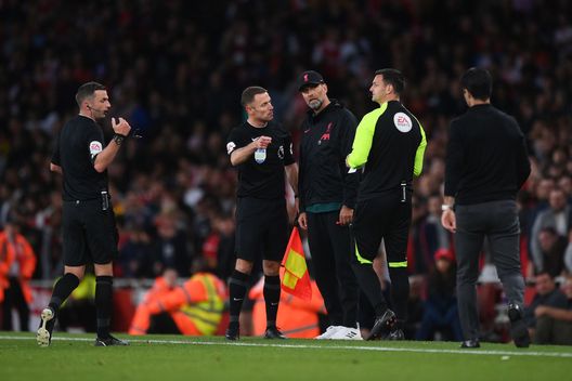 LONDON, ENGLAND - OCTOBER 09: Referee Michael Oliver speaks to Juergen Klopp, Manager of Liverpool during the Premier League match between Arsenal FC and Liverpool FC at Emirates Stadium on October 09, 2022 in London, England. (Photo by Shaun Botterill/Getty Images) Klopp: “Rigore generoso, ma non siamo così miopi da attaccarci agli episodi. Dobbiamo migliorare”- immagine 2