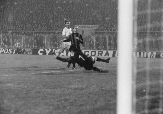 Sandro Mazzola contro la Dinamo Bucarest nel 1964 a Milano Sandro Mazzola contro la Dinamo Bucarest nel 1964 a Milano