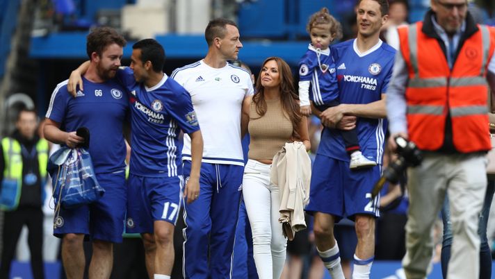 LONDON, ENGLAND - MAY 15: John Terry of Chelsea walks with wife Toni after the Barclays Premier League match between Chelsea and Leicester City at Stamford Bridge on May 15, 2016 in London, England.  (Photo by Paul Gilham/Getty Images)  John Terry sbarca su Twitter e ribatte alla battuta di un fan: “Con quante mogli sei…” - immagine 1