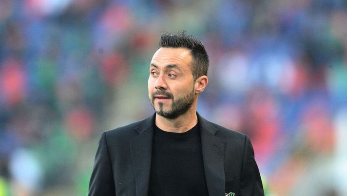 BOLOGNA, ITALY - MARCH 31: Roberto De Zerbi head coach of US Sassuolo looks on during the Serie A match between Bologna FC and US Sassuolo at Stadio Renato Dall'Ara on March 31, 2019 in Bologna, Italy. (Photo by Mario Carlini / Iguana Press/Getty Images) De Zerbi: “Non ci sarà Babacar, ho due nuovi infortunati. Felice per Matri e Pegolo” - immagine 1