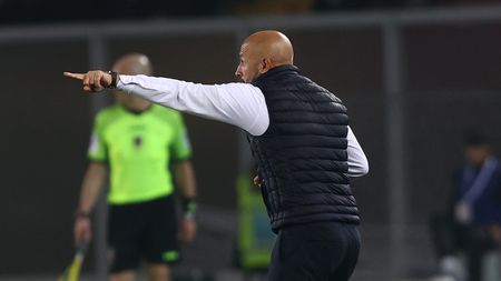 LECCE, ITALY - OCTOBER 17: Head coach of Fiorentina Vincenzo Italiano gestures during the Serie A match between US Lecce and ACF Fiorentina at Stadio Via del Mare on October 17, 2022 in Lecce, Italy. (Photo by Maurizio Lagana/Getty Images)