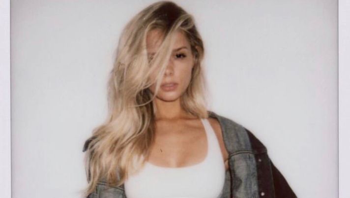 La ex di Pato infiamma i social con uno scatto vintage, per i fan è la nuova The Body 