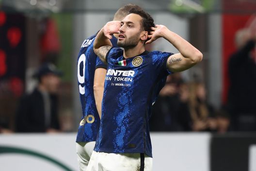 MILAN, ITALY - NOVEMBER 07: Hakan Calhanoglu of FC Internazionale celebrates after scoring their team's first goal during the Serie A match between AC Milan and FC Internazionale at Stadio Giuseppe Meazza on November 07, 2021 in Milan, Italy. (Photo by Marco Luzzani/Getty Images) MILAN, ITALY - NOVEMBER 07: Hakan Calhanoglu of FC Internazionale celebrates after scoring their team's first goal during the Serie A match between AC Milan and FC Internazionale at Stadio Giuseppe Meazza on November 07, 2021 in Milan, Italy. (Photo by Marco Luzzani/Getty Images)