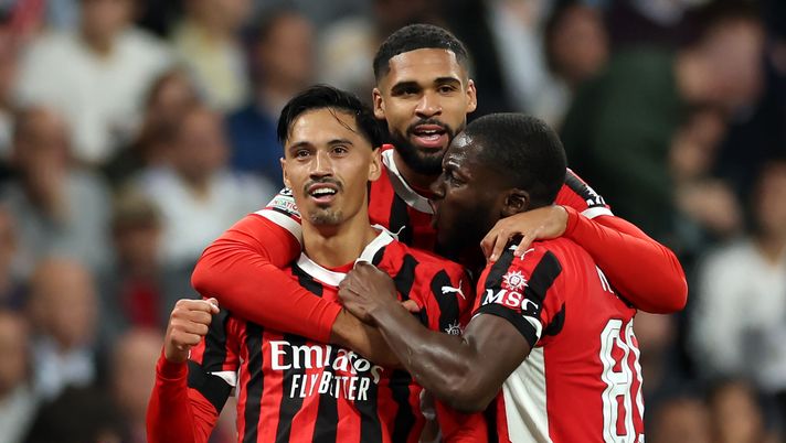 MADRID, SPAIN - NOVEMBER 05: Tijjani Reijnders of AC Milan celebrates with teammates Ruben Loftus-Cheek and Yunus Musah after scoring his team's third goal during the UEFA Champions League 2024/25 League Phase MD4 match between Real Madrid C.F. and AC Milan at Estadio Santiago Bernabeu on November 05, 2024 in Madrid, Spain. (Photo by Florencia Tan Jun/Getty Images) Serafini su Musah: “Sbaglia gol pazzeschi, non è tecnicamente pronto” - immagine 1