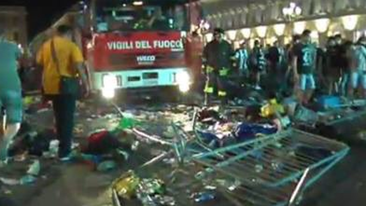 Vigili del Fuoco intervengono a piazza San Carlo Vigili del Fuoco intervengono a piazza San Carlo