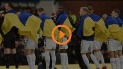 Everton-Manchester City, bandiere contro la guerra in Ucraina | VIDEO