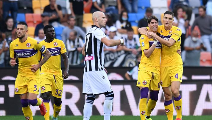 UDINE, ITALY - SEPTEMBER 26: Dusan Vlahovic of ACF Fiorentina  celebrates after scoring the opening goal during the Serie A match between Udinese Calcio and ACF Fiorentina at Dacia Arena on September 26, 2021 in Udine, Italy. (Photo by Alessandro Sabattini/Getty Images) 
