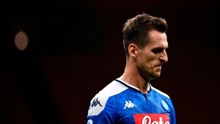 Napoli's Polish forward Arkadiusz Milik reacts during the Italian Serie A football match Inter Milan vs Napoli played behind closed doors at the San Siro Stadium in Milan, on July 28, 2020. (Photo by MARCO BERTORELLO / AFP) (Photo by MARCO BERTORELLO/AFP via Getty Images) Napoli, Milik è sempre più vicino al Marsiglia: principio di accordo, le cifre - immagine 1