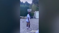 VIDEO / Kean in nonchalance: calcia, fa canestro e…