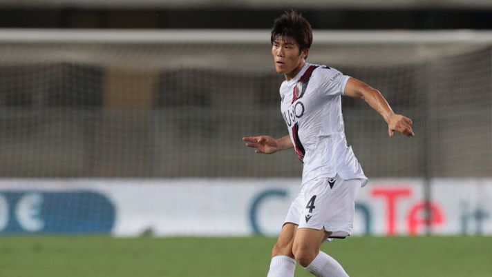 VERONA, ITALY - AUGUST 25: Takehiro Tomiyasu of Bologna FC in action during the Serie A match between Hellas Verona and Bologna FC at Stadio Marcantonio Bentegodi on August 25, 2019 in Verona, Italy. (Photo by Emilio Andreoli/Getty Images) Tomiyasu, la Gazza è in love: “Sembra un’ala, tanta roba: il migliore in campo” - immagine 1