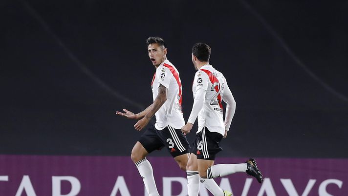 BUENOS AIRES, ARGENTINA - MAY 19: Fabricio Angileri of River Plate celebrates with teammate José Paradela after scoring the first goal of his team during a match between River Plate and Independiente Santa Fe as part of Group D of Copa CONMEBOL Libertadores 2021 at Estadio Monumental Antonio Vespucio Liberti on May 19, 2021 in Buenos Aires, Argentina. (Photo by Juan Ignacio Roncoroni - Pool/Getty Images) La Fiorentina guarda in Argentina per il vice Biraghi: la concorrenza è alta - immagine 1