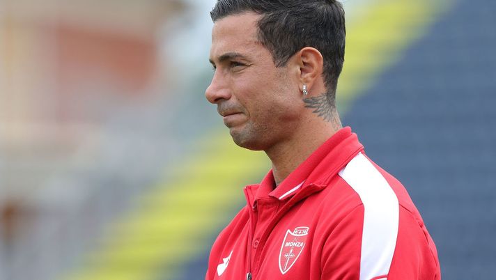 EMPOLI, ITALY - OCTOBER 15: Armando Izzo of AC Monza looks on during the Serie A match between Empoli FC and AC Monza at Stadio Carlo Castellani on October 15, 2022 in Empoli, Italy. (Photo by Gabriele Maltinti/Getty Images) Il dubbio in attacco e il recupero di Izzo: tutto sulla probabile formazione del Monza - immagine 1