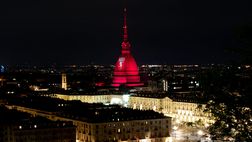 Grande Torino: la Mole Antonelliana e i ponti sul Po si illuminano di granata