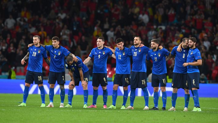 LONDON, ENGLAND - JULY 06: Giorgio Chiellini of Italy consoles Manuel Locatelli (R) who missed a penalty kick during the UEFA Euro 2020 Championship Semi-final match between Italy and Spain at Wembley Stadium on July 06, 2021 in London, England. (Photo by Claudio Villa/Getty Images) 