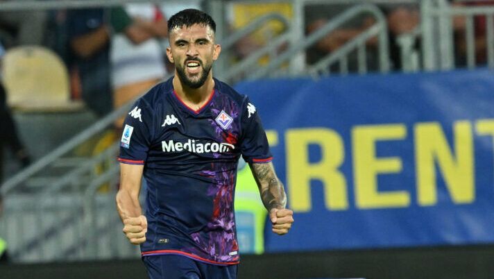 FROSINONE, ITALY - SEPTEMBER 28: Nicolas Gonzales of ACF Fiorentina celebrates after scoring opening goal during the Serie A TIM match between Frosinone Calcio and ACF Fiorentina at Stadio Benito Stirpe on September 28, 2023 in Frosinone, Italy. (Photo by Giuseppe Bellini/Getty Images) Voti fantacalcio: Gonzalez come Soulé, bene Colpani! La scelta su Beltran, delude Orsolini - immagine 1
