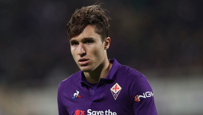 FLORENCE, ITALY - NOVEMBER 03: Federico Chiesa of ACF Fiorentina in action during the Serie A match between ACF Fiorentina and AS Roma at Stadio Artemio Franchi on November 3, 2018 in Florence, Italy. (Photo by Gabriele Maltinti/Getty Images) Sette mosse di formazione ideali per questa giornata: da Chiesa a Correa - immagine 1