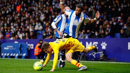 BARCELONA, SPAIN - FEBRUARY 13: Tonny Vilhena of RCD Espanyol competes for the ball with Pedro 'Pedri' of FC Barcelona during the LaLiga Santander match between RCD Espanyol and FC Barcelona at RCDE Stadium on February 13, 2022 in Barcelona, Spain. (Photo by Eric Alonso/Getty Images)