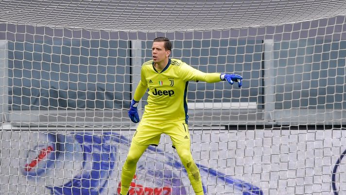 TURIN, ITALY - APRIL 11: Juventus' goalkeeper Wojciech Szczesny gives his team instructions during the Serie A match between Juventus and Genoa CFC at Allianz Stadium on April 11, 2021 in Turin, Italy. Sporting stadiums around Italy remain under strict restrictions due to the Coronavirus Pandemic as Government social distancing laws prohibit fans inside venues resulting in games being played behind closed doors. (Photo by Daniele Badolato - Juventus FC/Juventus FC via Getty Images) TURIN, ITALY - APRIL 11: Juventus' goalkeeper Wojciech Szczesny gives his team instructions during the Serie A match between Juventus and Genoa CFC at Allianz Stadium on April 11, 2021 in Turin, Italy. Sporting stadiums around Italy remain under strict restrictions due to the Coronavirus Pandemic as Government social distancing laws prohibit fans inside venues resulting in games being played behind closed doors. (Photo by Daniele Badolato - Juventus FC/Juventus FC via Getty Images)