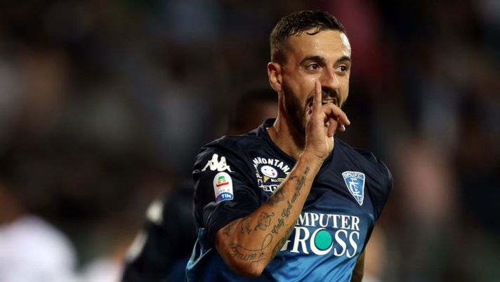 EMPOLI, ITALY - SEPTEMBER 27: Francesco Caputo of Empoli FC celebrates after scoring the opening goal during the serie A match between Empoli and AC Milan at Stadio Carlo Castellani on September 27, 2018 in Empoli, Italy. (Photo by Gabriele Maltinti/Getty Images) Caputo, il problema al piede e il rischio di un Krunic-bis per il fantacalcio - immagine 1