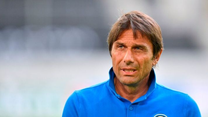 Inter Milan's Italian head coach Antonio Conte arrives to a training session on the eve of the UEFA Europa League quarter-final football match Inter Milan v Bayer 04 Leverkusen at the Duesseldorf Arena on August 9, 2020 in Duesseldorf, western Germany. (Photo by Martin Meissner / POOL / AFP) (Photo by MARTIN MEISSNER/POOL/AFP via Getty Images) Inter, la Gazzetta: “Conte ha scelto il solo ed unico acquisto che vuole a gennaio” - immagine 1