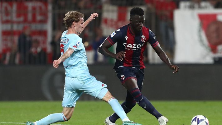 MONZA, ITALY - OCTOBER 31: Musa Barrow (R) of Bologna FC is challenged by Nicolo’ Rovella (L) of AC Monza during the Serie A match between AC Monza and Bologna FC at Stadio Brianteo on October 31, 2022 in Monza, Italy. (Photo by Marco Luzzani/Getty Images) Bologna – Gli aggiornamenti sul mercato in uscita- immagine 1