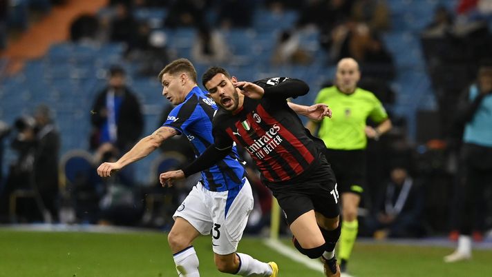 RIYADH, SAUDI ARABIA - JANUARY 18: Theo Hernandez of AC Milan competes for the ball with Nicolo Barella of FC Internazionale during the EA Sports Supercup match between AC Milan and FC Internazionale at King Fahd International Stadium on January 18, 2023 in Riyadh, Saudi Arabia. (Photo by Claudio Villa/AC Milan via Getty Images) Milan, il danno principale riguarda la difesa: persa tutta la solidità - immagine 1