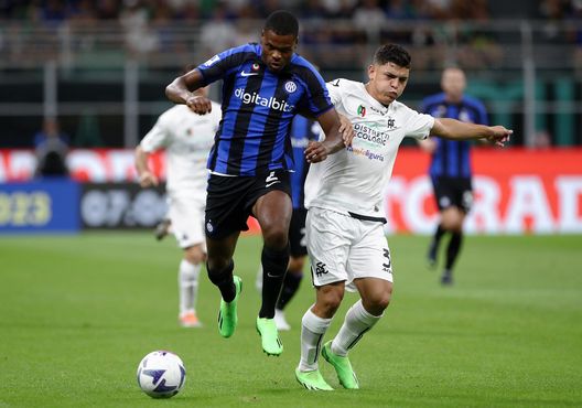 MILAN, ITALY - AUGUST 20: Denzel Dumfries of FC Internazionale is challenged by Kevin Agudelo of Spezia Calcio during the Serie A match between FC Internazionale and Spezia Calcio at Stadio Giuseppe Meazza on August 20, 2022 in Milan, Italy. (Photo by Marco Luzzani/Getty Images) Consigli Fantacalcio, 5 difensori per la 18a giornata: Parisi e Vojvoda da bonus- immagine 3
