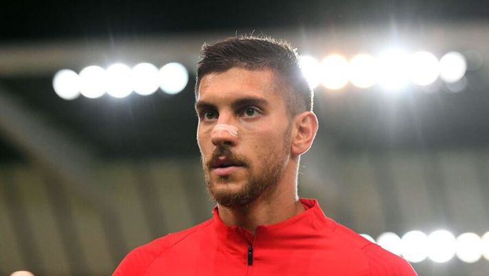 UDINE, ITALY - OCTOBER 03: Lorenzo Pellegrini of AS Roma looks on during the Serie A match between Udinese Calcio and AS Roma at Dacia Arena on October 03, 2020 in Udine, Italy. (Photo by Alessandro Sabattini/Getty Images) Cristante out, anche Pellegrini è in bilico (ieri non si è allenato): le condizioni dei due - immagine 1