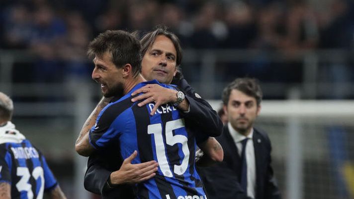MILAN, ITALY - APRIL 26: Head Coach of FC Internazionale Simone Inzaghi celebrates the victory with Francesco Acerbi at the end of the Coppa Italia Semi Final match between FC Internazionale and Juventus FC at Giuseppe Meazza Stadium on April 26, 2023 in Milan, Italy. (Photo by Emilio Andreoli - Inter/Inter via Getty Images) Gazzetta: “Inter, patteggiamento e multa per Inzaghi e Acerbi dopo la Roma: i dettagli” - immagine 1