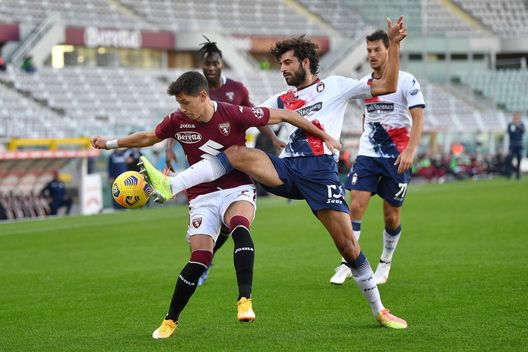 TURIN, ITALY - NOVEMBER 08: Sasa Lukic (L) of Torino FC is challenged by Sebastiano Luperto of FC Crotone during the Serie A match between Torino FC and FC Crotone at Stadio Olimpico di Torino on November 8, 2020 in Turin, Italy. (Photo by Valerio Pennicino/Getty Images) 