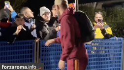 VIDEO – L’arrivo della Roma a Monza: cori e selfie per De Rossi fuori l’hotel
