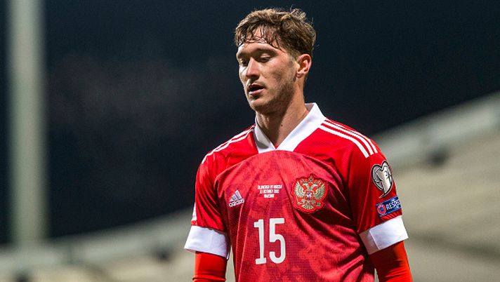 MARIBOR, SLOVENIA - OCTOBER 11: Aleksei Miranchuk of Russia takes a corner kick during the 2022 FIFA World Cup Qualifier match between Slovenia and Russia at Stadion Ljudski vrt on October 11, 2021 in Maribor, Slovenia. (Photo by Jurij Kodrun/Getty Images) Atalanta arbitro del derby di mercato: Miranchuk, preferenza Samp rispetto al Genoa… - immagine 1