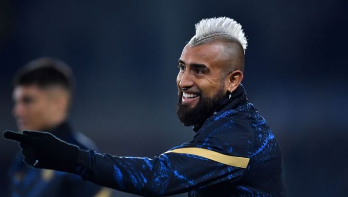 TURIN, ITALY - MARCH 13: Arturo Vidal of FC Internazionale
warms up prior to the Serie A match between Torino FC and FC Internazionale at Stadio Olimpico di Torino on March 13, 2022 in Turin, Italy. (Photo by Valerio Pennicino/Getty Images) Vidal: “Spero di andare presto al Flamengo! Cresta bionda per farmi notare di più da Inzaghi perché…” - immagine 1