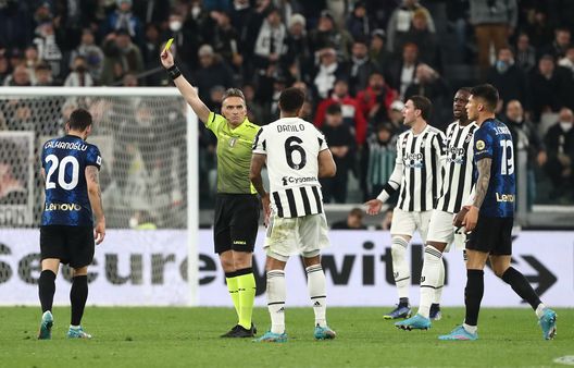 TURIN, ITALY - APRIL 03: Hakan Calhanoglu of FC Internazionale is shown a yellow card during the Serie A match between Juventus and FC Internazionale at Allianz Stadium on April 03, 2022 in Turin, Italy. (Photo by Marco Luzzani/Getty Images) TURIN, ITALY - APRIL 03: Hakan Calhanoglu of FC Internazionale is shown a yellow card during the Serie A match between Juventus and FC Internazionale at Allianz Stadium on April 03, 2022 in Turin, Italy. (Photo by Marco Luzzani/Getty Images)