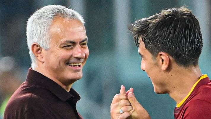 AS Roma's Argentinian forward Paulo Dybala (R) jokes with AS Roma's Portuguese coach Jose Mourinho as he is being substituted during the Italian Serie A football match between AS Roma and Monza on August 30, 2022 at the Olympic stadium in Rome. (Photo by Alberto PIZZOLI / AFP) (Photo by ALBERTO PIZZOLI/AFP via Getty Images) L’Appunto - immagine 1