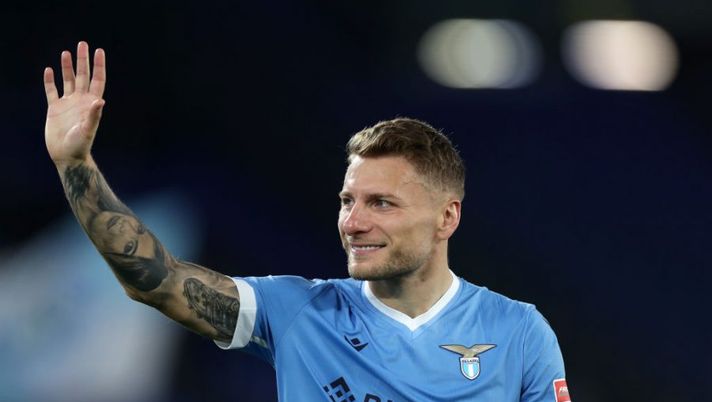 ROME, ITALY - MAY 07: Ciro Immobile of SS Lazio acknowledges the fans following the Serie A match between SS Lazio and UC Sampdoria at Stadio Olimpico on May 07, 2022 in Rome, Italy. (Photo by Paolo Bruno/Getty Images) Immobile: “La Lazio ha l’obiettivo di crescere, stiamo facendo un percorso bellissimo con Sarri” - immagine 1