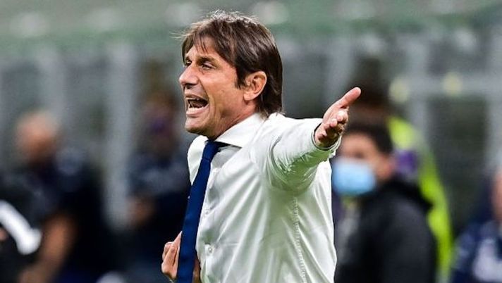 Inter Milan's Italian coach Antonio Conte shouts instructions during the Italian Serie A football match Inter vs Fiorentina on September 26, 2020 at the Giuseppe-Meazza (San Siro) stadium in Milan. (Photo by MIGUEL MEDINA / AFP) (Photo by MIGUEL MEDINA/AFP via Getty Images) Conte contro Agnelli in spogliatoio: “Se hai coraggio, parla in faccia!”. E per due volte… - immagine 1