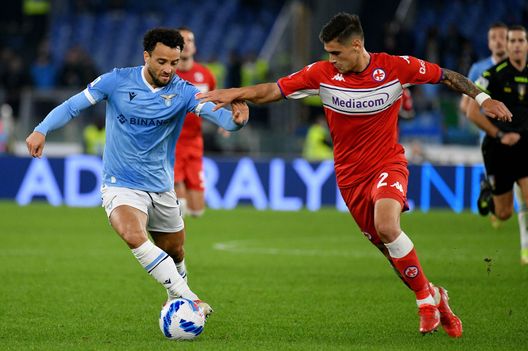 ROME, ITALY - OCTOBER 27: Felipe Anderson of SS Lazio compete for the ball with Lucas Martinez Quarta of ACF Fiorentina during the Serie A match between SS Lazio and ACF Fiorentina at Stadio Olimpico on October 27, 2021 in Rome, Italy. (Photo by Marco Rosi - SS Lazio/Getty Images) ROME, ITALY - OCTOBER 27: Felipe Anderson of SS Lazio compete for the ball with Lucas Martinez Quarta of ACF Fiorentina during the Serie A match between SS Lazio and ACF Fiorentina at Stadio Olimpico on October 27, 2021 in Rome, Italy. (Photo by Marco Rosi - SS Lazio/Getty Images)