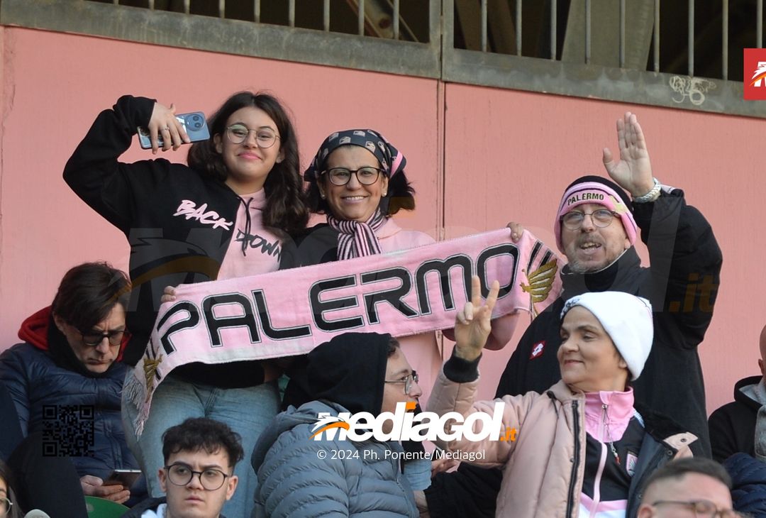 FOTOTIFO Palermo-Como 3-0, gli scatti ai tifosi al “Renzo Barbera” (GALLERY) - immagine 43