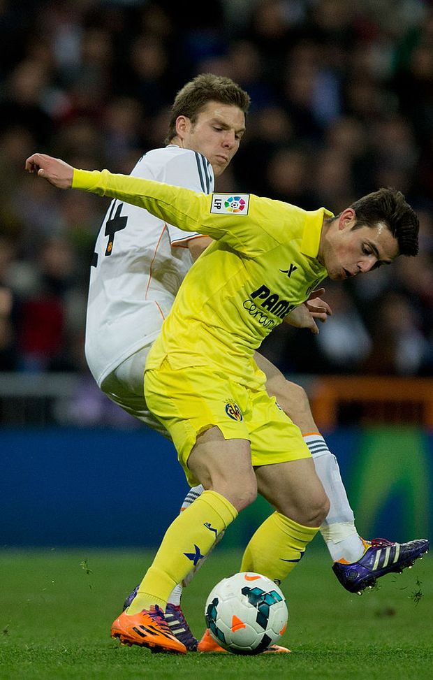 MADRID, SPAIN - FEBRUARY 08: Asier Illarramendi (L) of Real Madrid CF competes for the ball with Joan Roman (R) of Villarreal CF during the La Liga match between Real Madrid CF and Villarreal CF at Estadio Santiago Bernabeu on February 8, 2014 in Madrid, Spain. (Photo by Gonzalo Arroyo Moreno/Getty Images) MADRID, SPAIN - FEBRUARY 08: Asier Illarramendi (L) of Real Madrid CF competes for the ball with Joan Roman (R) of Villarreal CF during the La Liga match between Real Madrid CF and Villarreal CF at Estadio Santiago Bernabeu on February 8, 2014 in Madrid, Spain. (Photo by Gonzalo Arroyo Moreno/Getty Images)