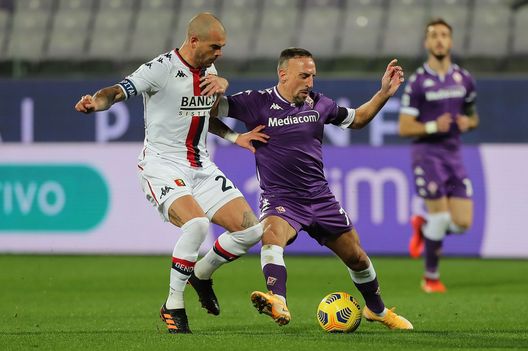  FLORENCE, ITALY - DECEMBER 07: Franck Ribery of ACF Fiorentina battles for the ball with Stefano Sturaro of Genoa CFC during the Serie A match between ACF Fiorentina and Genoa CFC at Stadio Artemio Franchi on December 7, 2020 in Florence, Italy. (Photo by Gabriele Maltinti/Getty Images 