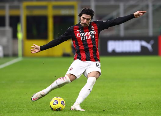  MILAN, ITALY - JANUARY 09: Sandro Tonali of AC Milan in action during the Serie A match between AC Milan and Torino FC at Stadio Giuseppe Meazza on January 9, 2021 in Milan, Italy. Sporting stadiums around Italy remain under strict restrictions due to the Coronavirus Pandemic as Government social distancing laws prohibit fans inside venues resulting in games being played behind closed doors. (Photo by Marco Luzzani/Getty Images) 