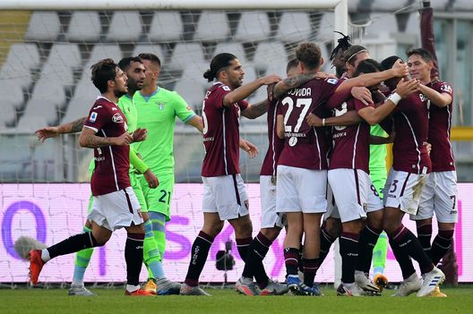  TURIN, ITALY - NOVEMBER 01: Gleison Bremer of Torino FC celebrates his team's first goal with his team mates during the Serie A match between Torino FC and SS Lazio at Stadio Olimpico di Torino on November 01, 2020 in Turin, Italy. (Photo by Marco Rosi - SS Lazio/Getty Images) 