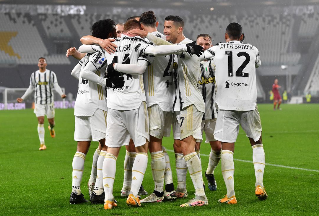  I giocatori bianconeri esultano dopo l'autorete di Ibanez in Juventus-Roma  
