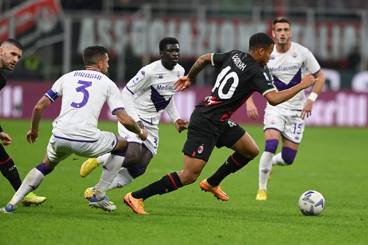 MILAN, ITALY - NOVEMBER 13: Aster Vranckx of AC Milan in action during the Serie A match between AC Milan and ACF Fiorentina at Stadio Giuseppe Meazza on November 13, 2022 in Milan, Italy. (Photo by Claudio Villa/AC Milan via Getty Images) Pioli cambia, ma la Fiorentina sottomette il Milan al suo gioco- immagine 2