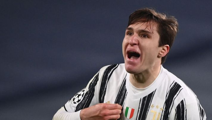 Juventus' Italian forward Federico Chiesa reacts as he receives a yellow card during the UEFA Champions League round of 16 second leg football match between Juventus Turin and FC Porto on March 9, 2021 at the Juventus stadium in Turin. (Photo by Marco BERTORELLO / AFP) (Photo by MARCO BERTORELLO/AFP via Getty Images) Infortuni Chiesa e Demiral, Pirlo aspetta i due rientri: cosa filtra per la prossima - immagine 1